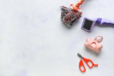 Evcil atık torbaları ve hafif arka planda aksesuarları olan bir dağıtıcı