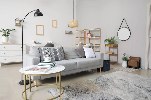 スタイリッシュなソファ付きのモダンな部屋のインテリア — ストック写真