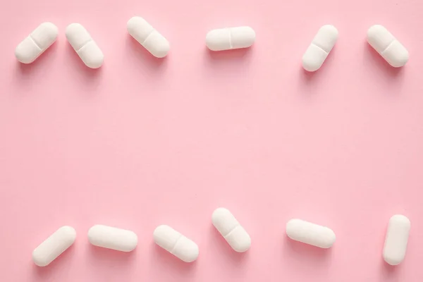 Pílulas Brancas Fundo Rosa — Fotografia de Stock