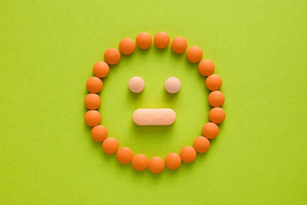 Gezicht Gemaakt Van Pillen Groene Achtergrond — Stockfoto