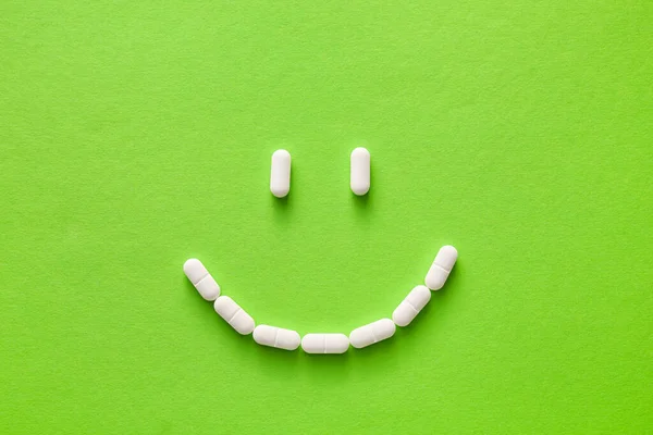 Sonrisa Hecha Píldoras Blancas Sobre Fondo Color —  Fotos de Stock