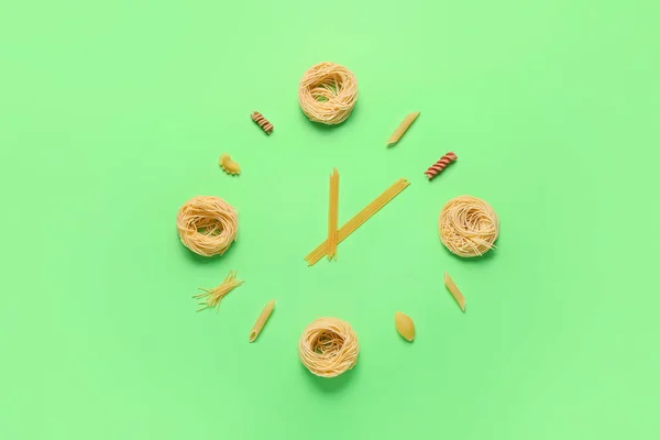 Horloge Faite Pâtes Crues Sur Fond Vert — Photo