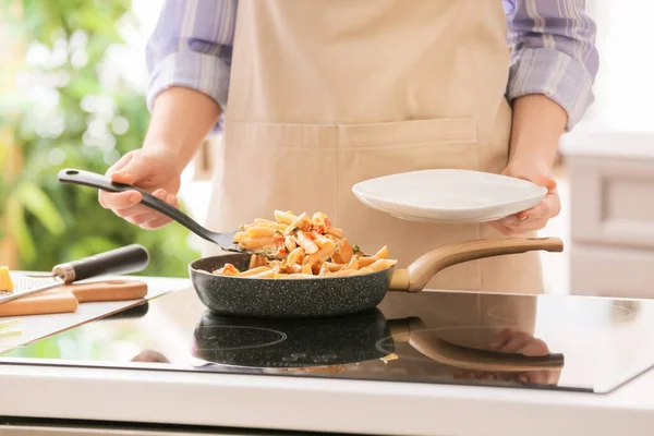 Mujer Poniendo Cajun Pasta Pollo Plato Cocina —  Fotos de Stock