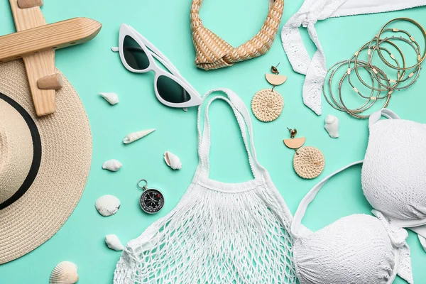 Conjunto Acessórios Praia Com Conchas Fundo Cor — Fotografia de Stock