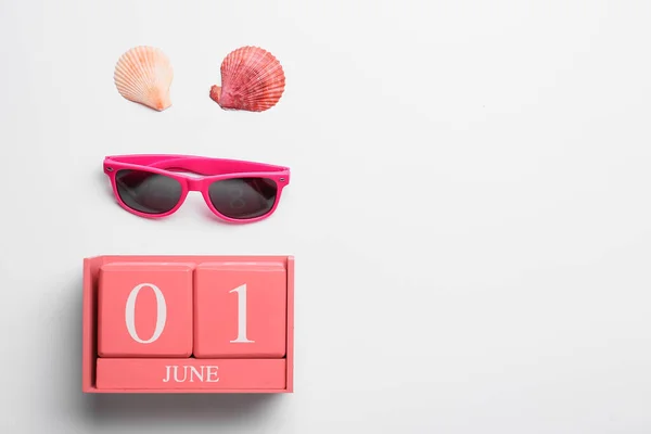 Kalender Mit Datum Juni Sonnenbrille Und Muscheln Auf Weißem Hintergrund — Stockfoto