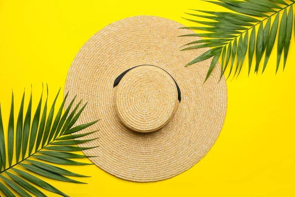 Elegante Sombrero Paja Hojas Palma Sobre Fondo Amarillo — Foto de Stock