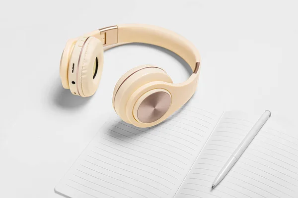 Auriculares Modernos Cuaderno Pluma Sobre Fondo Blanco Primer Plano —  Fotos de Stock