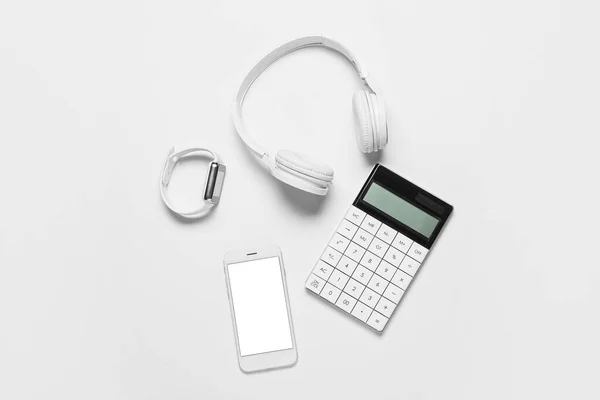 Telefone Celular Relógio Inteligente Fones Ouvido Calculadora Fundo Branco — Fotografia de Stock