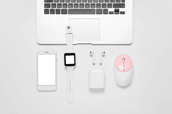 Komposition Mit Handy Laptop Und Modernen Geräten Auf Weißem Hintergrund — Stockfoto