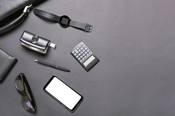 Gadgets Schreibwaren Und Brillen Auf Dunklem Hintergrund — Stockfoto