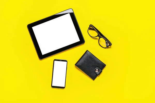 Tablette Téléphone Portable Portefeuille Lunettes Sur Fond Jaune — Photo