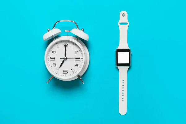 Alarm Saati Renk Arkaplanındaki Akıllı Saat — Stok fotoğraf