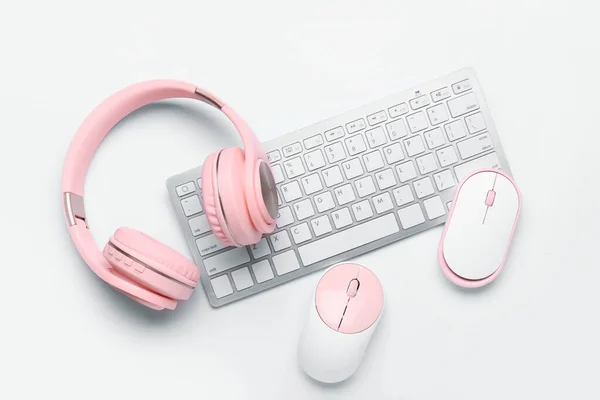 現代のヘッドフォン キーボードと白の背景にPcマウス — ストック写真