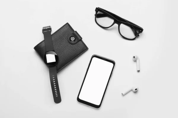 Mobiele Telefoon Smart Watch Koptelefoon Portemonnee Bril Witte Achtergrond — Stockfoto