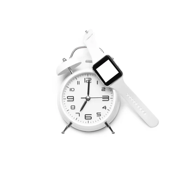 白色背景上的闹钟和智能手表 — 图库照片