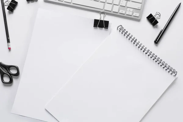 Blanko Notizbuch Blatt Papier Und Schreibwaren Auf Weißem Hintergrund Nahaufnahme — Stockfoto