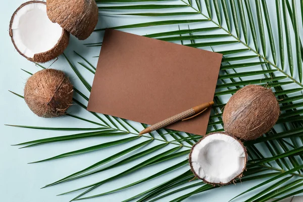 Složení Prázdnou Kartou Perem Kokosovými Ořechy Palmovými Listy Barevném Pozadí — Stock fotografie
