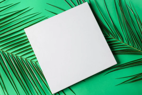 Cartel Blanco Hojas Palma Sobre Fondo Verde — Foto de Stock