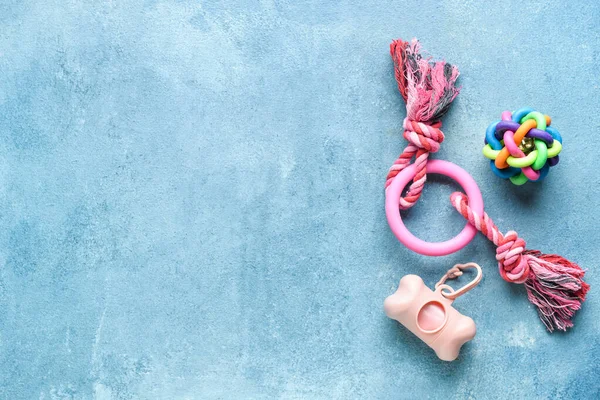 Spender Mit Tierabfallbeuteln Und Spielzeug Auf Blauem Hintergrund — Stockfoto