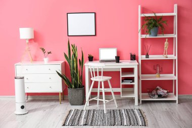 Modern işyerine sahip şık bir oda.