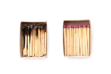 Beyaz arka planda kibrit kutuları ve yanmış kibritler. Duygusal tükenme kavramı