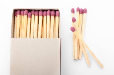 Açılmış kibrit kutusu ve beyaz arkaplan üzerinde tüm kibritler