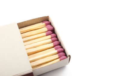 Beyaz arkaplanda tam kibrit kutusu açıldı, kapat