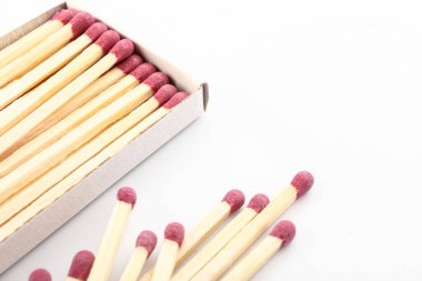 Beyaz arkaplanda kibrit ve kibrit kutusu, yakın plan