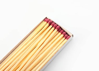 Beyaz arkaplanda şömineli kibrit kutusu, yakın plan