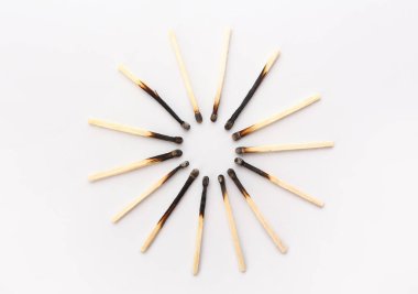 Beyaz arka planda yanmış mumlardan yapılmış çerçeve. Yorgunluk kavramı