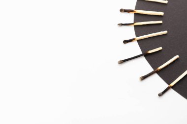 Beyaz ve siyah arka planda yanmış eşleşmeler. Yorgunluk kavramı