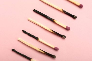 Renkli arka planda birçok yanmış kibrit. Yorgunluk kavramı