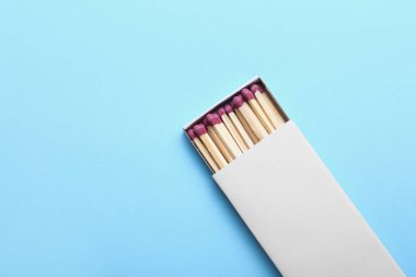 Renkli arka planda şömine kibrit kutusu eşleşmesi