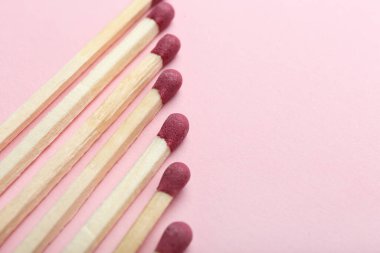 Tüm şömine renk arkaplanında eşleşiyor, yakın plan