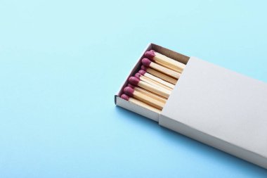 Renkli arka planda şömine kibrit kutusu, yakın plan