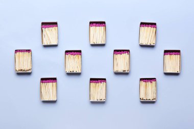 Renk arkaplanında tam kibrit kutuları