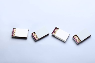 Gri arkaplanda kibrit kutuları