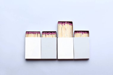 Gri arkaplanlı farklı kibrit kutuları