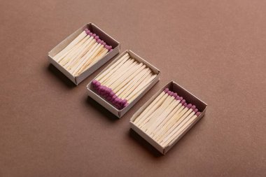 Renk arkaplanında kibritleri olan açılan kutular