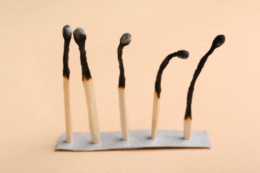 Bej arka planda yanmış kibritler. Duygusal çöküntü kavramı