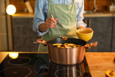 Mutfakta bardağa dolduran kadın