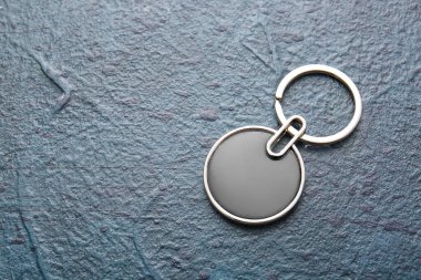 Koyu arkaplanda yuvarlak anahtarlık