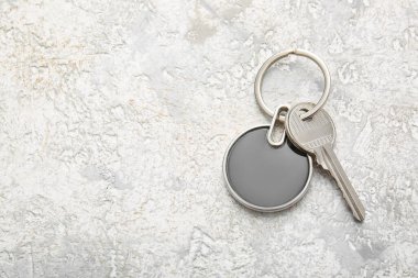 Işık arkaplan üzerinde zarif yuvarlak anahtarlığı olan anahtar