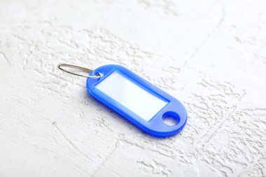 Beyaz arkaplanda plastik etiket