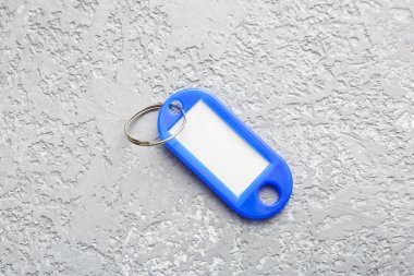 Işık arkaplanındaki plastik etiket