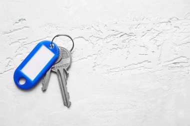 Hafif arkaplanda plastik etiketli anahtarlar