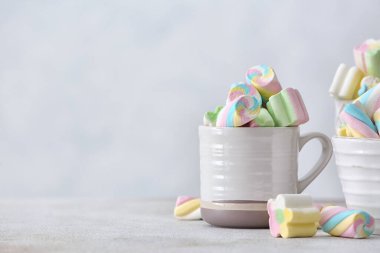 Hafif arka planda lezzetli marşmelovlu bardaklar.