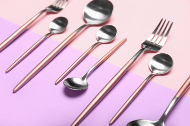 Renkli pembe saplı paslanmaz çelik çatal bıçak seti