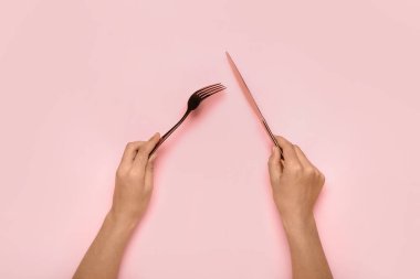 Çatallı ve bıçaklı kadın.