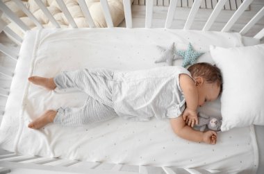 Oyuncak beşikte uyuyan sevimli bir bebek